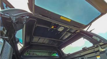 Hardtop mit elektrisch angesteuerten aufklappbaren Seitenscheiben, kabinenhoch, zweifarbig lackiert für VW Amarok Doppelkabiner, Modell 2023