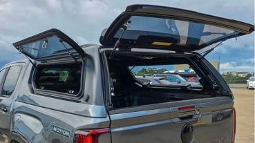 Preview: Hardtop mit elektrisch angesteuerten aufklappbaren Seitenscheiben, kabinenhoch, zweifarbig lackiert für VW Amarok Doppelkabiner, Modell 2023