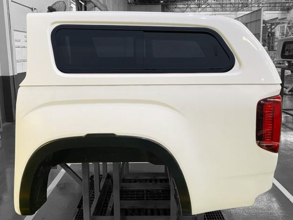 Hardtop mit seitlichen Schiebefenstern, in Wagenfarbe lackiert, kabinenhoch, für VW Amarok Doppelkabiner, Modell 2023