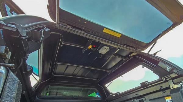 Hardtop mit elektrisch angesteuerten aufklappbaren Seitenscheiben, kabinenhoch, zweifarbig lackiert für VW Amarok Doppelkabiner, Modell 2023