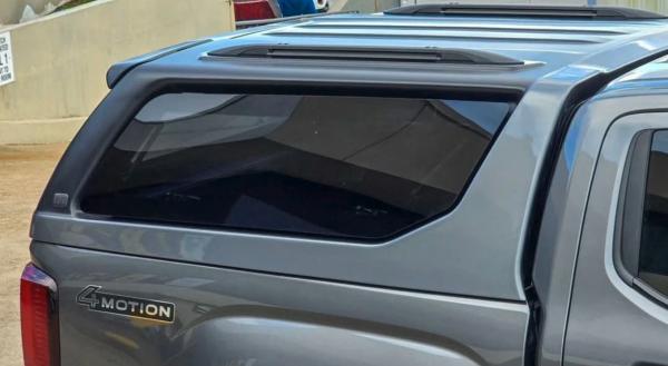 Hardtop mit elektrisch angesteuerten aufklappbaren Seitenscheiben, kabinenhoch, zweifarbig lackiert für VW Amarok Doppelkabiner, Modell 2023