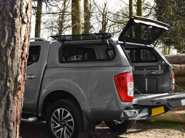 Hardtop mit aufklappbaren Seitenscheiben, in Wagenfarbe lackiert, kabinenhoch, für Renault Alaskan Doppelkabiner, Modell 2018