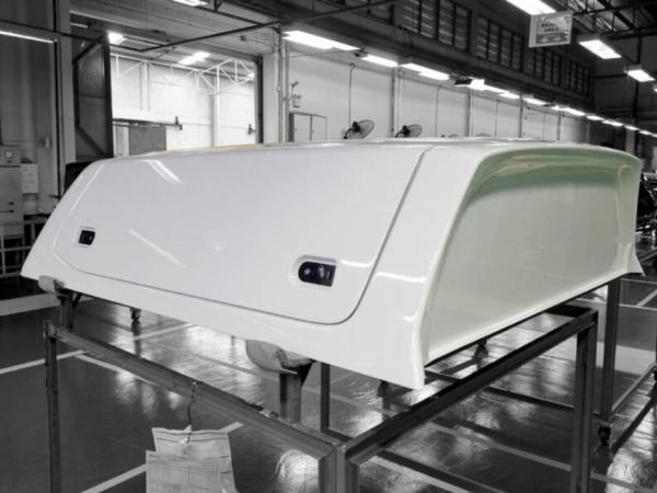 Hardtop mit seitlichen Klappen und Heckklappe, in Frozen White lackiert, für Ford Ranger Doppelkabiner, Modell 2023